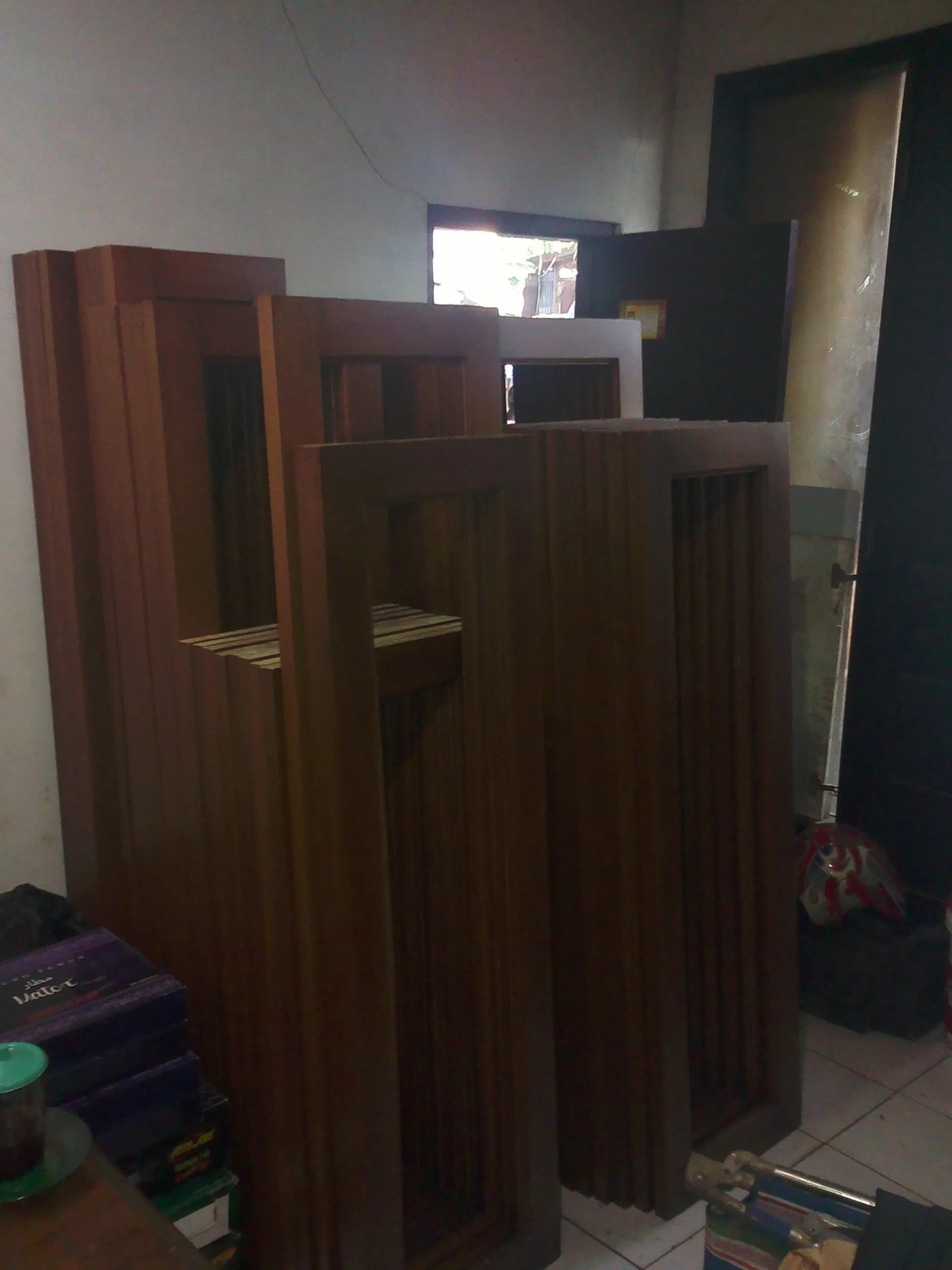 Perakitan kusen pintu